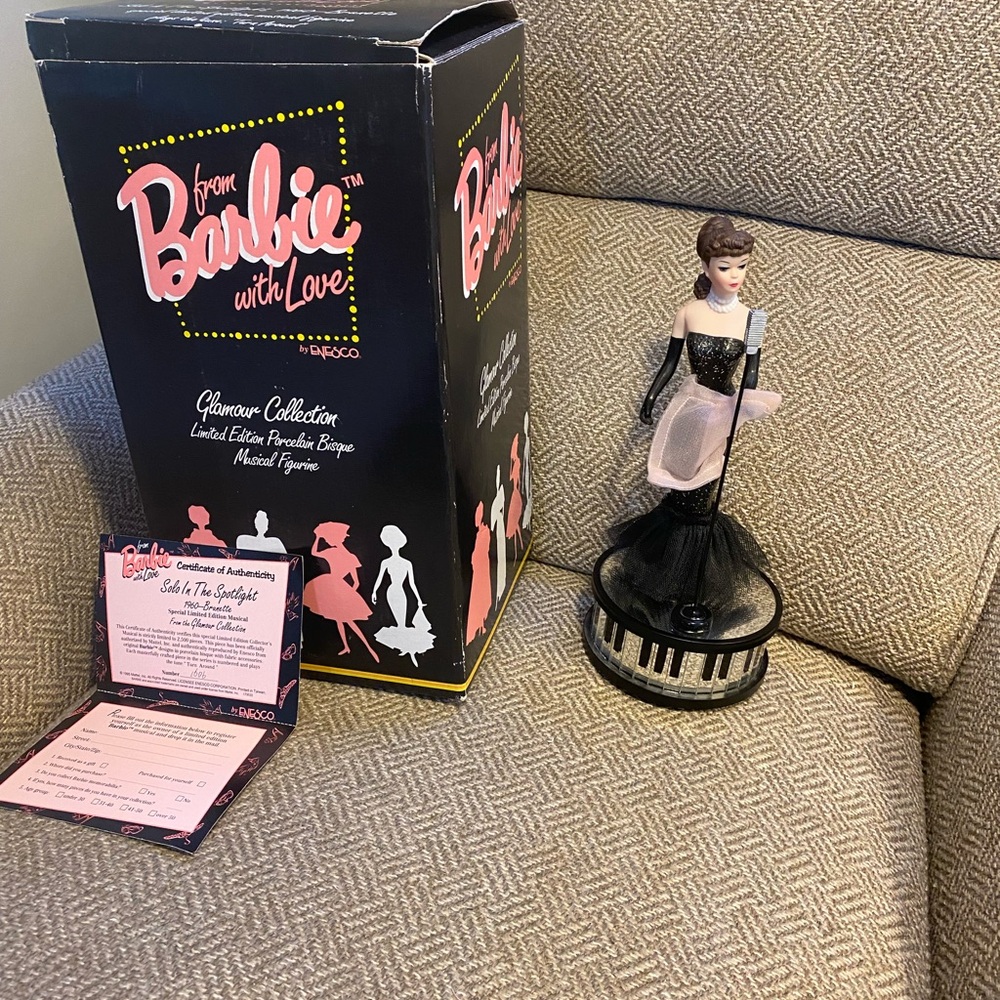 Solo in the Spotlight 1960 Brunette special limited edition musical figurine